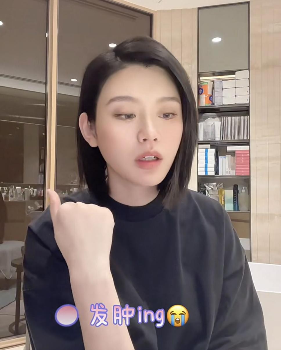 奚梦瑶孕晚期仍坚持工作，自曝怀孕后变肿，卸妆后素颜皮肤白嫩