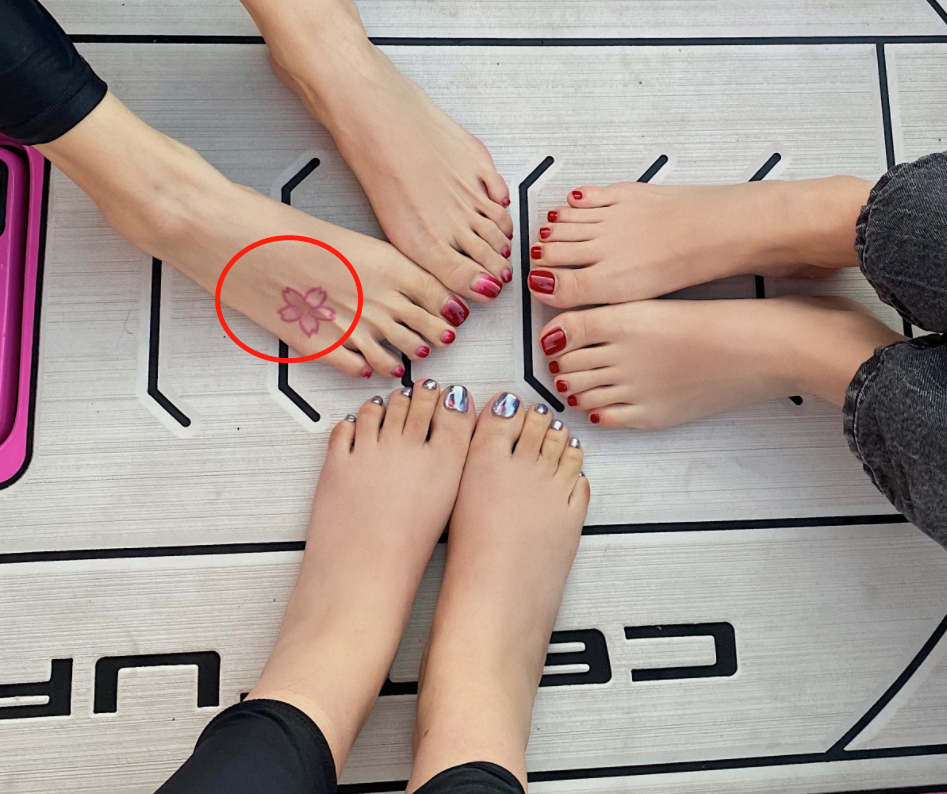 Baby穿泳装出海冲浪!大胆炫出一截紧实腹肌,脚背粉色纹身太抢镜