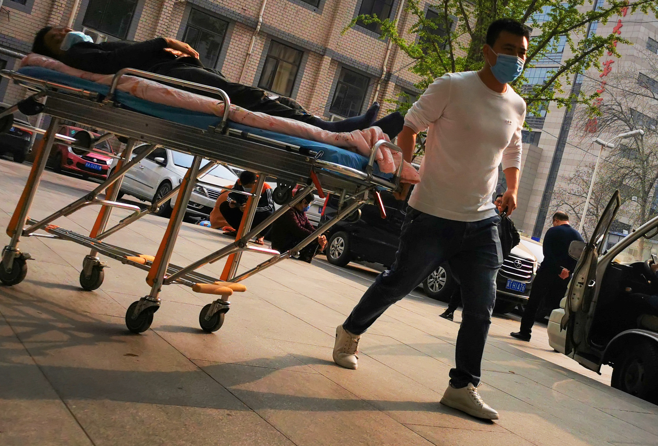 黑救护车的疯狂生意经：病房里揽客，在太平间挟尸要价，单程报价上千元后，仍有患者死在半路