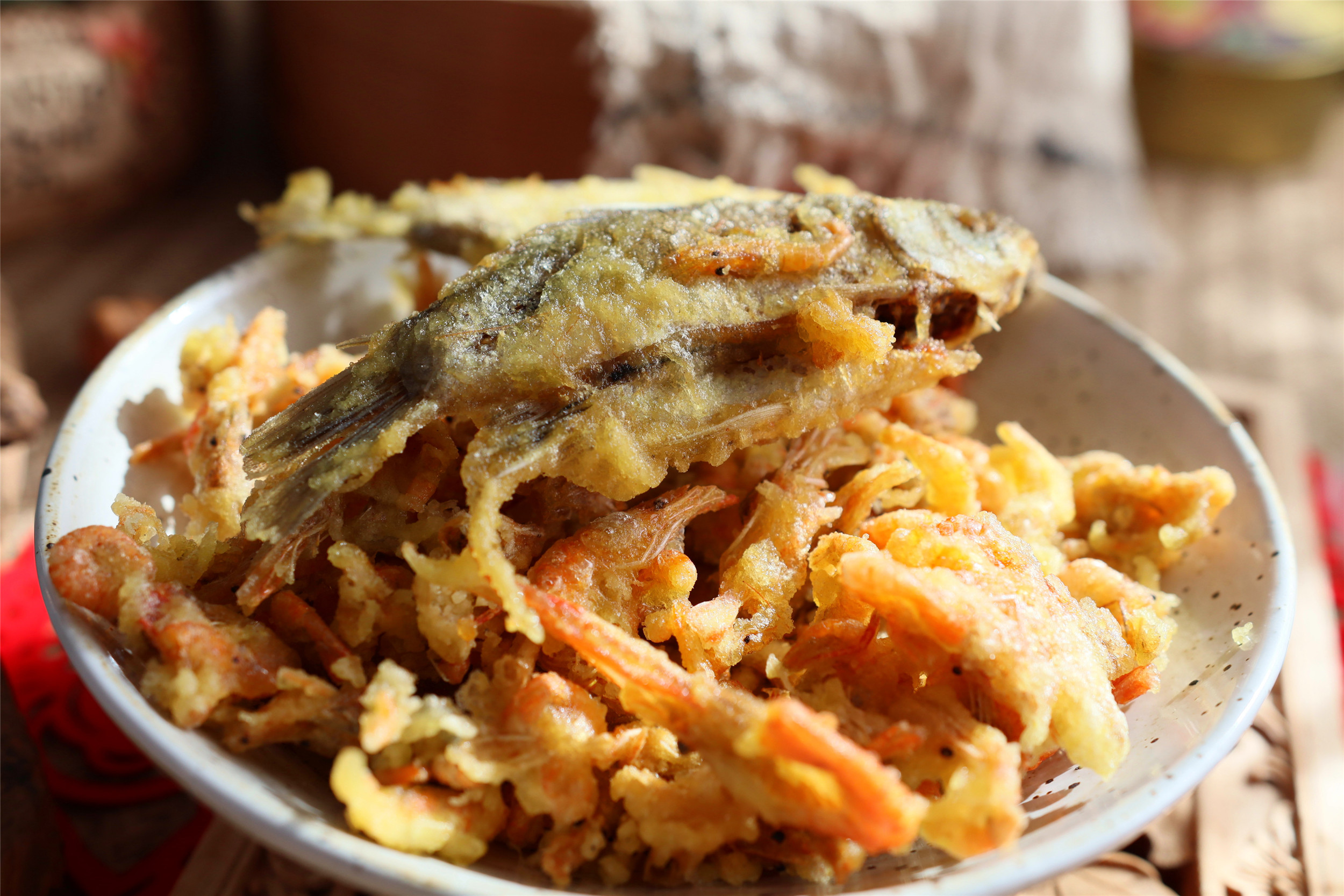 过年炸小鱼小虾，老手常用“生熟糊”，酥脆的掉渣，放凉也不回软