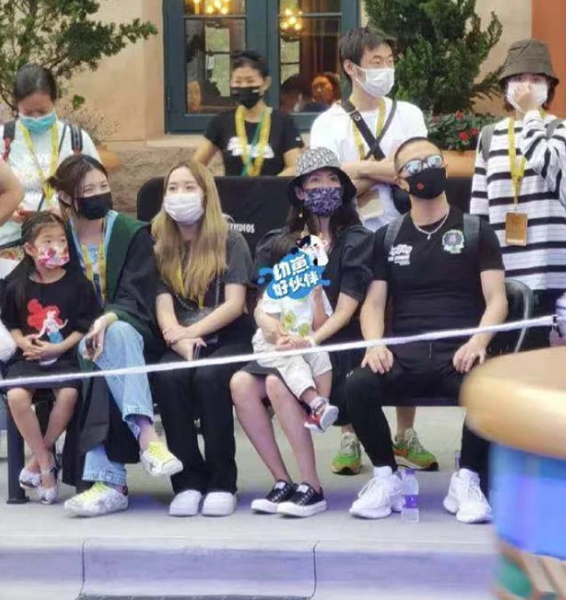 章子怡被儿子抢签名笔直呼小捣蛋，弟弟亲吻妈妈电影海报萌化了