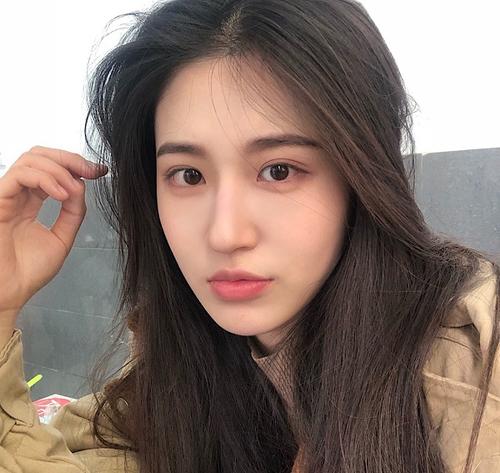 同是“校花比美”，初中清纯、大学霸气，却被小学生偷了心