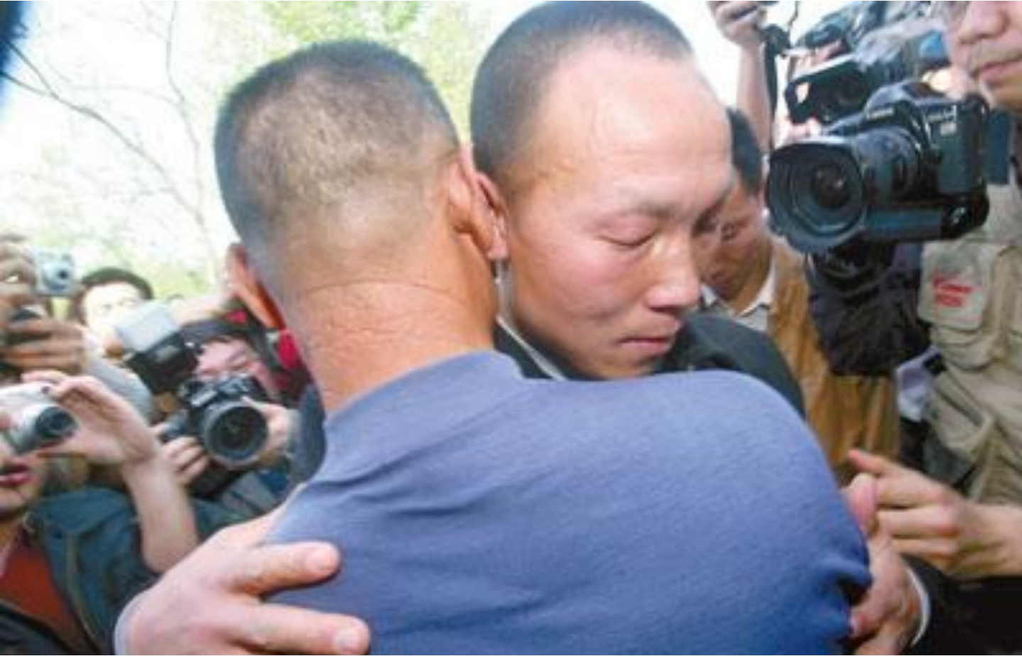 男子因杀妻被判15年，11年后“亡妻”突然回家，已和他人结婚生子