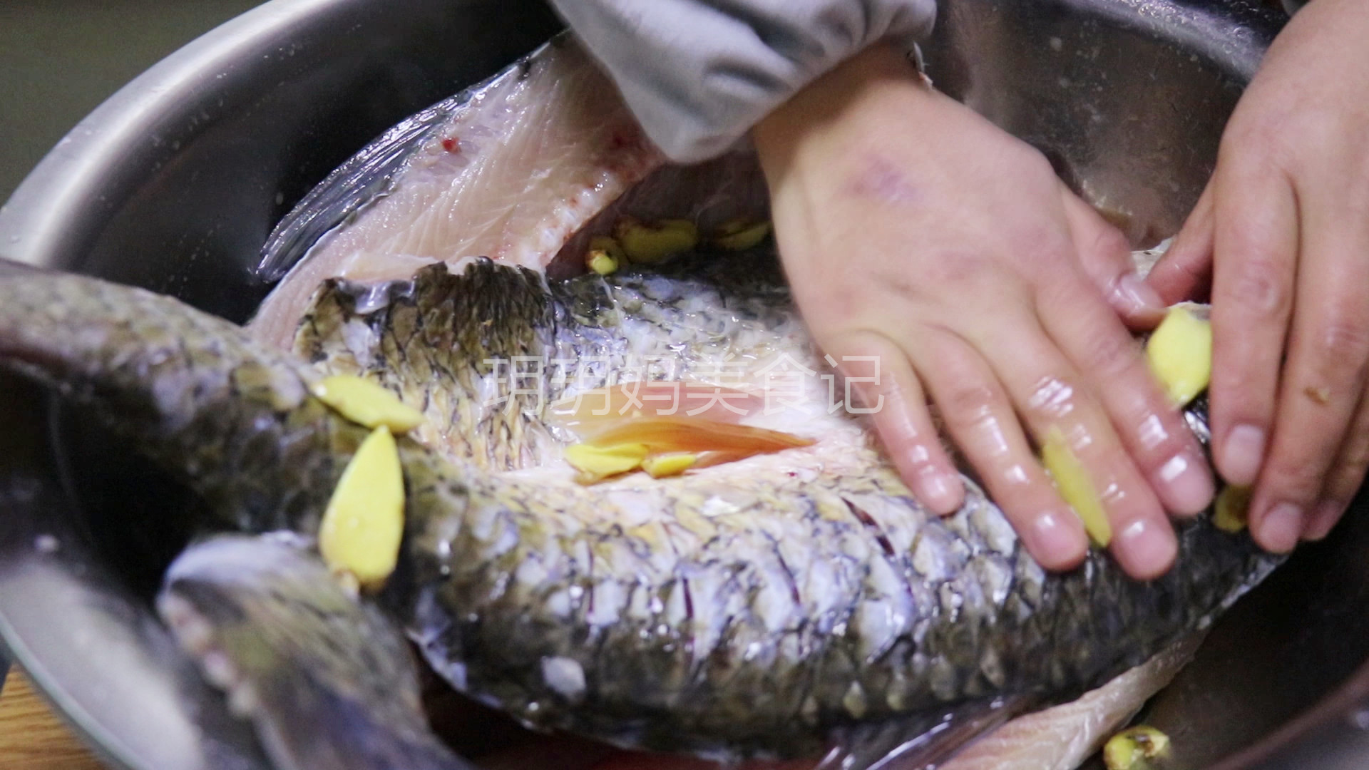教你正宗腌腊鱼的方法，配料简单味道足，保存时间越长吃起来越香