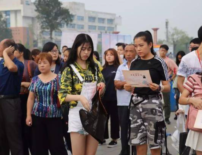 华科大宿舍走红网络，学生自配投影仪，上学就像在度假一样