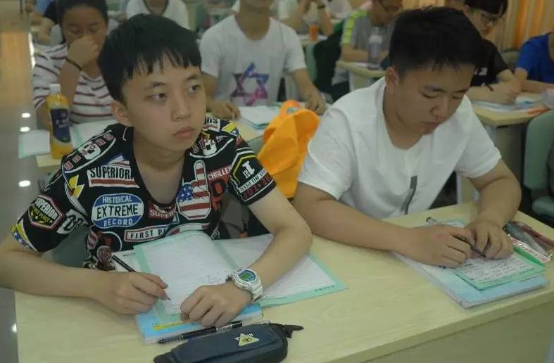 江苏省35名学霸被清北录取，28人来自同一中学，真是可喜可贺