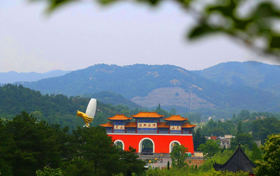 河南信阳罗山县的一个大镇,是全国重点镇,因旅游景区而改名