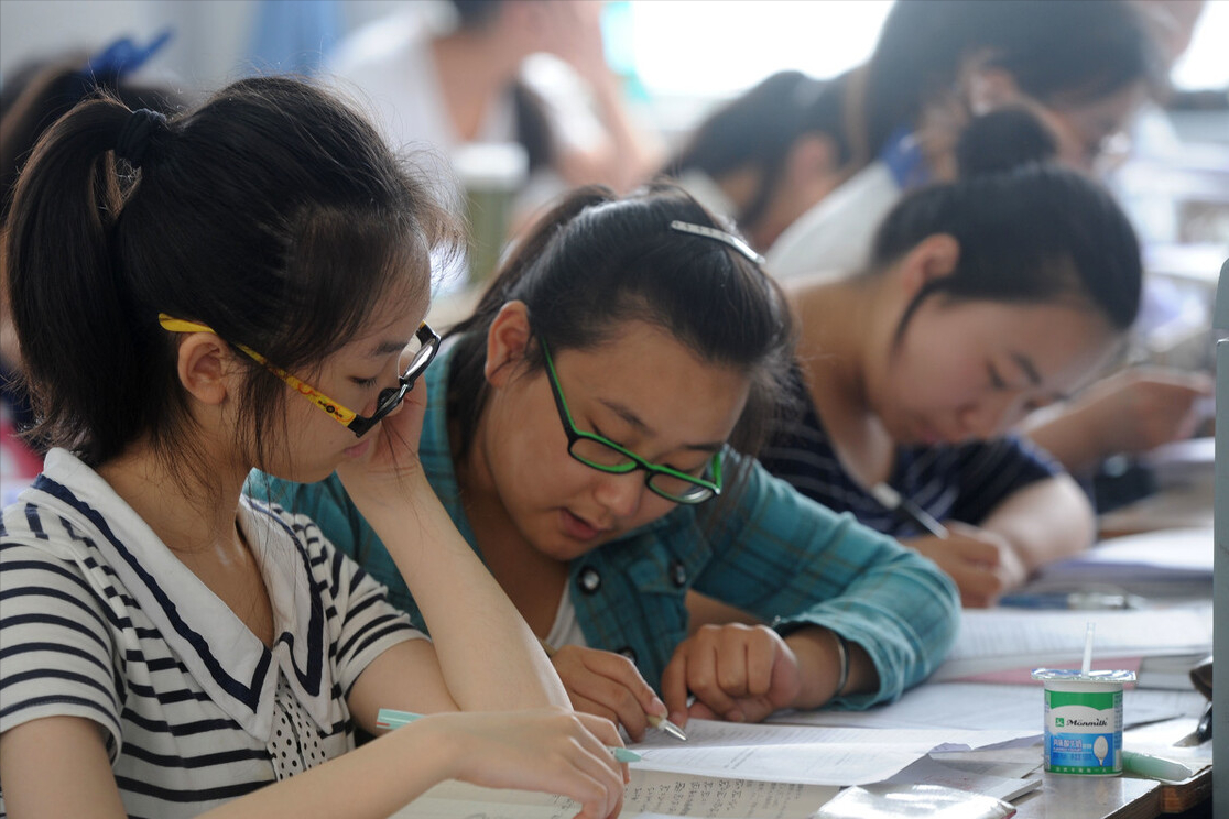 高考考生要求“更换”答题卡，遭监考老师拒绝，痛哭半小时也无用