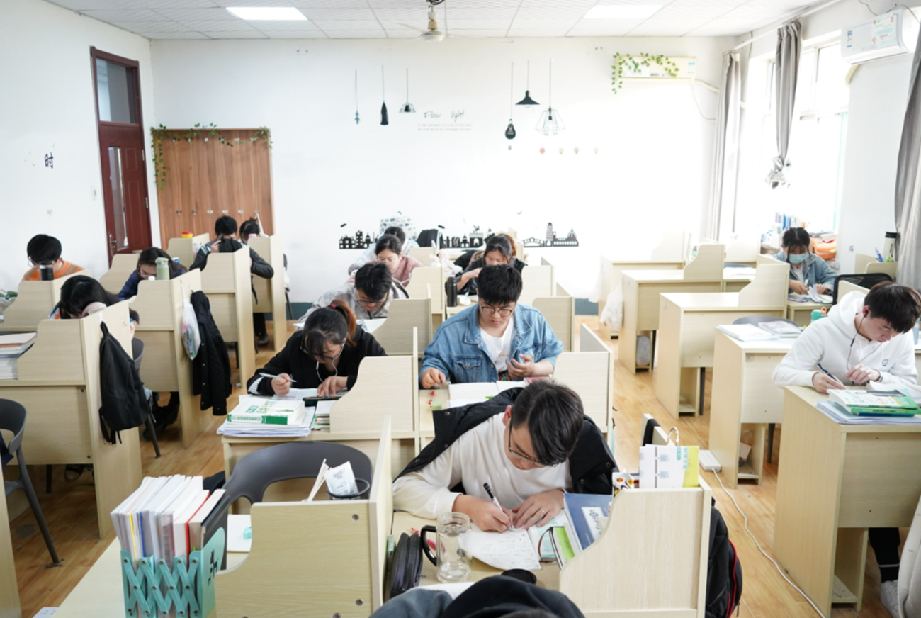 21年名校“新生”身份曝光，录取4064人，复读生1033人，占比25%