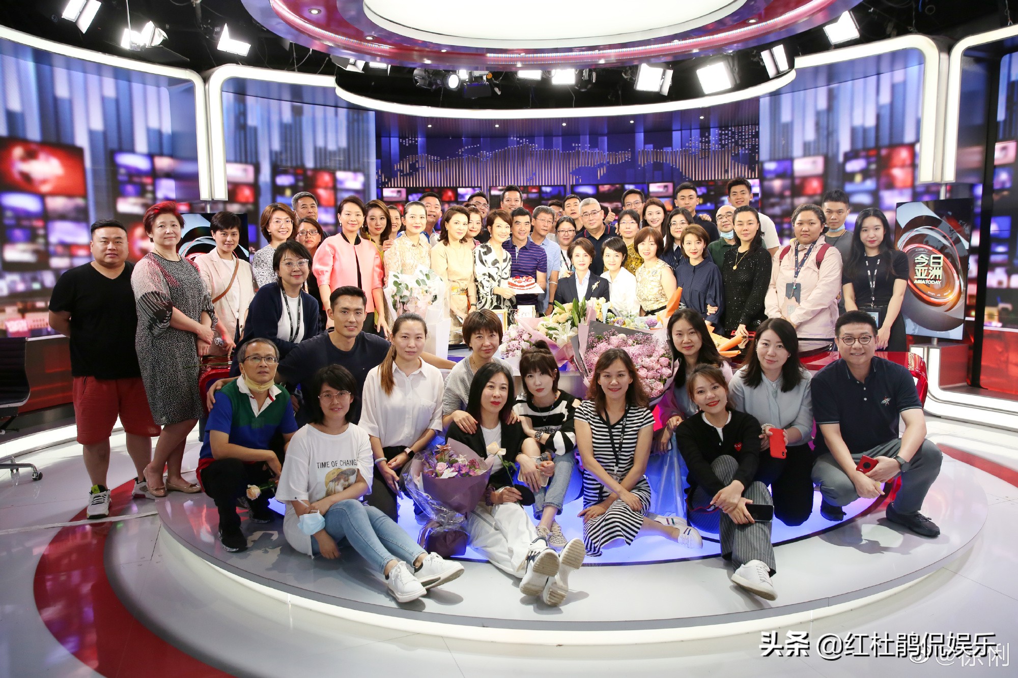 中央4臺今日關注主持人有哪些（17位央4新聞主播參加徐俐歡送會，素顏休閑裝的樣子依然很好看）