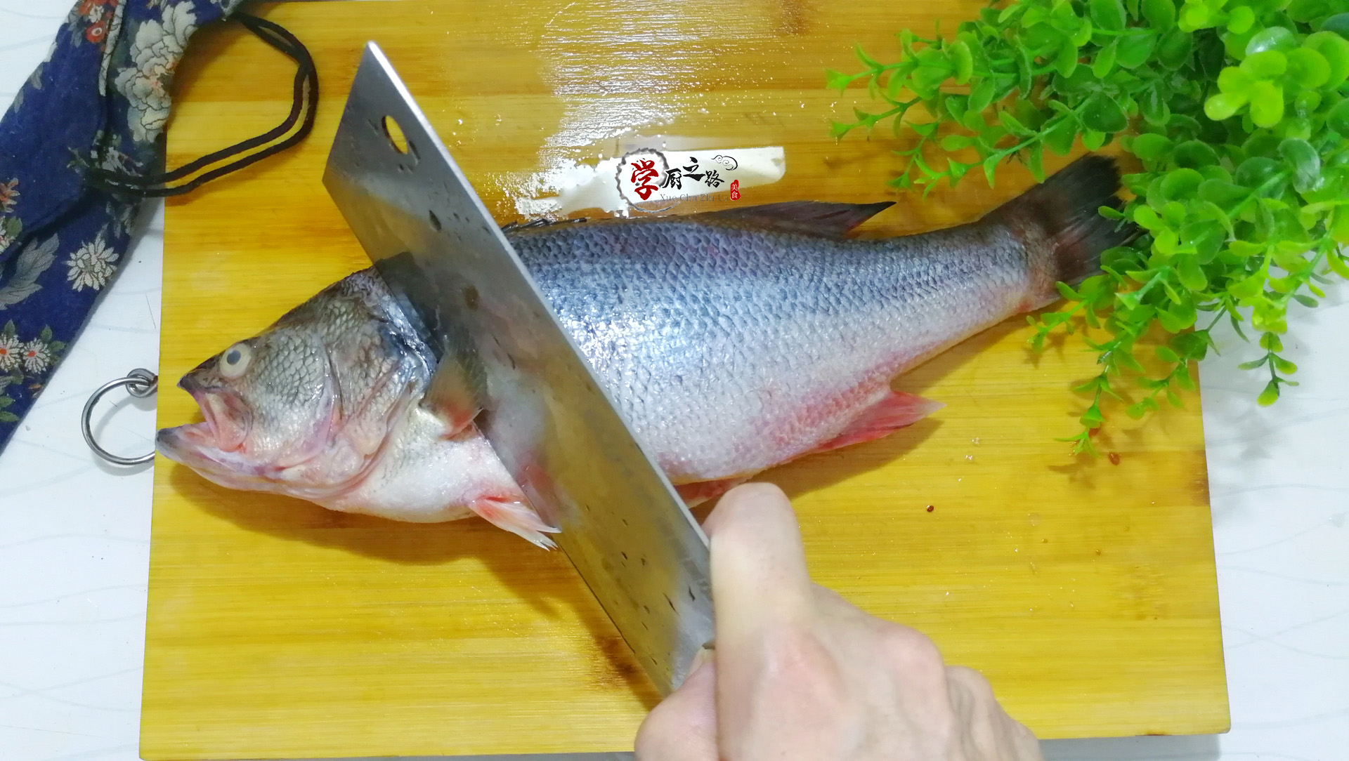 厨师长揭秘松鼠鱼的正宗制作方法,造型美观酸甜可口家宴必备