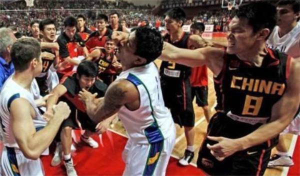 中国男篮暴力事件大盘点，明明是打架为何要带着篮球呢？