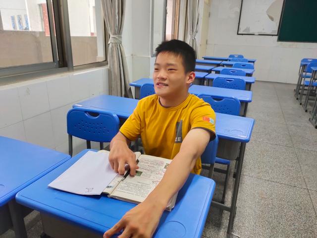 励志！“脑瘫少年”，2020年高考成绩623分，他是怎么做到的？