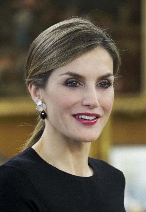 莱蒂齐亚(48岁莱蒂齐亚不染白发,67岁布丽吉特整成芭比,承认变老需要