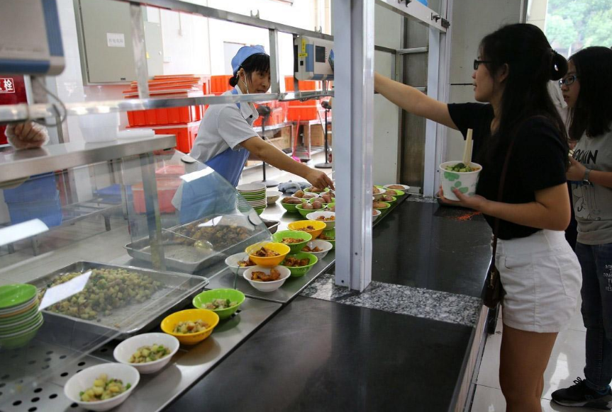 河北高校食堂“新鲜事”，16.6元自助吃15个鸡蛋被叫停，学生控诉