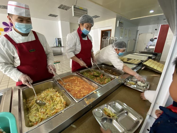 学校食堂配餐食谱有了标准，让学生既要吃饱又要吃好