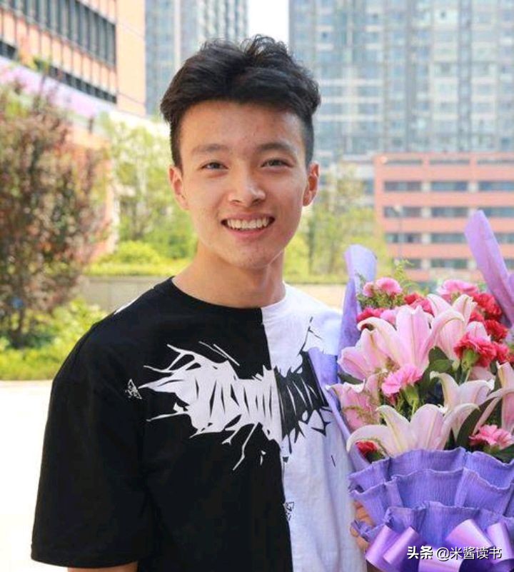 奶奶带大的学霸：高考以696分摘得文科状元，颜值高爱健身