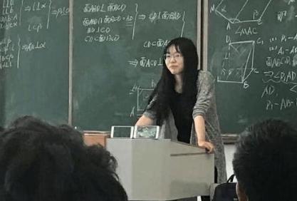 大学老师晒工资条火了，985高校博士入职3年，网友直呼没想到