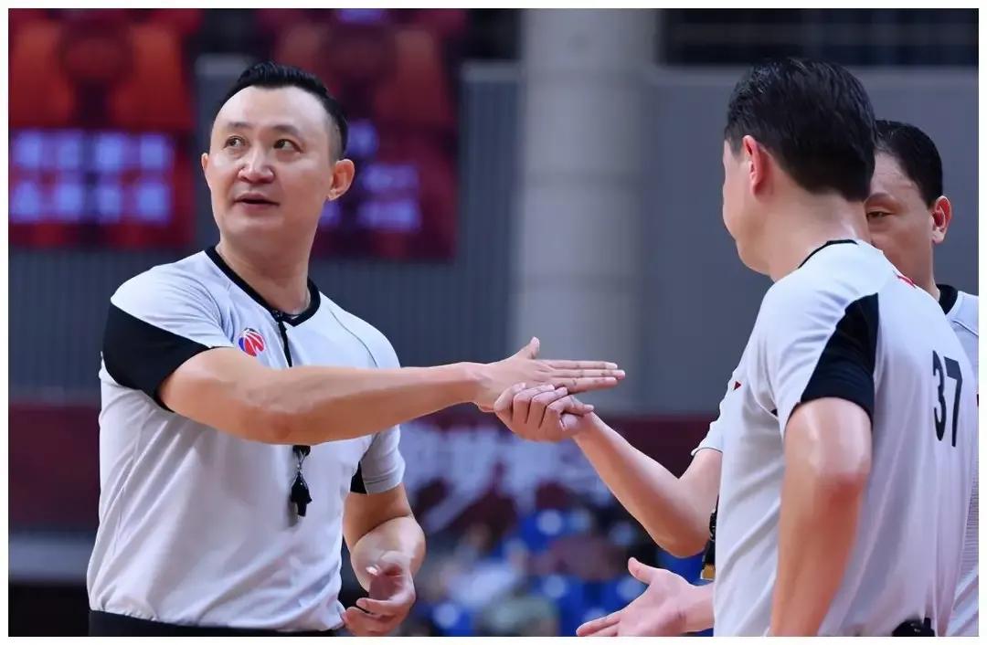 为什么nba裁判越来越黑(方俊怒骂裁判，裁判威严尽损，为何CBA裁判如今成为众矢之的？)