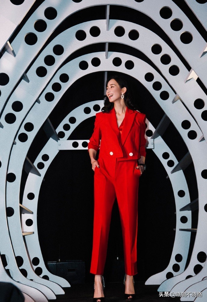陈数带火了一种穿法，叫“西装+烟管裤”，很适合四五十岁的女人