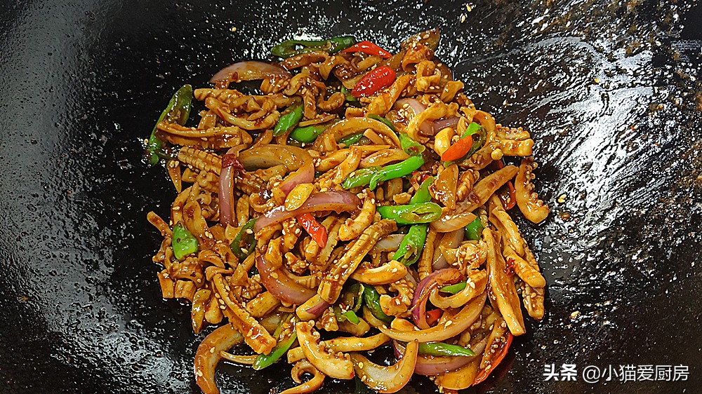鱿鱼这样吃才叫爽，和辣椒一起爆炒，香辣够味好吃下饭，太过瘾了