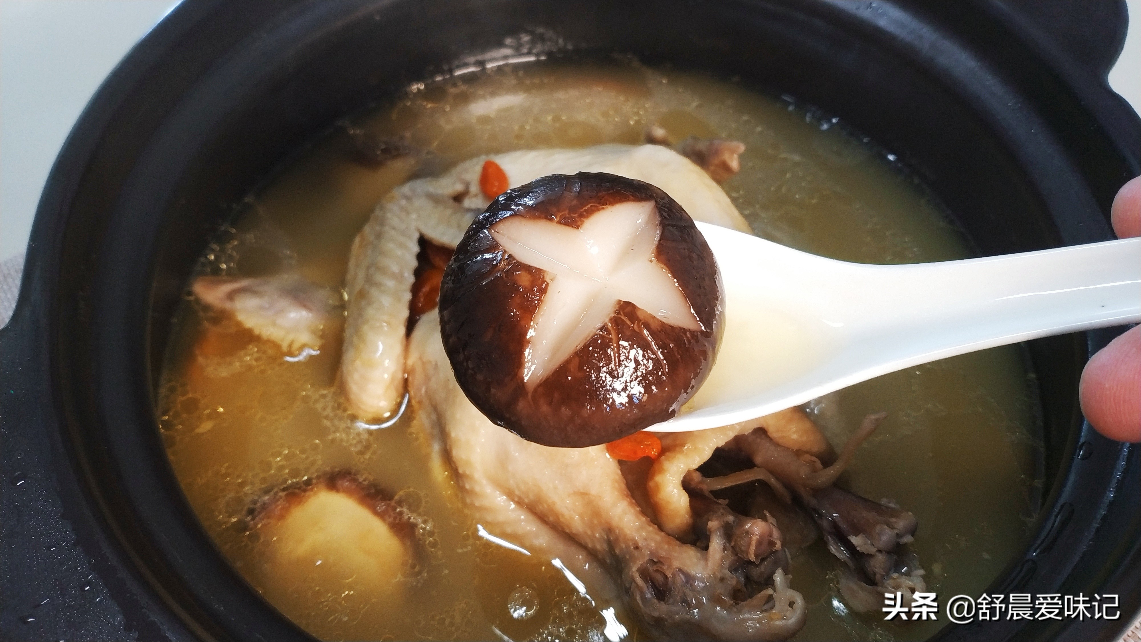 香菇炖鸡汤的做法(在家也能做大厨,教你做香菇炖鸡汤,营养高,味道好
