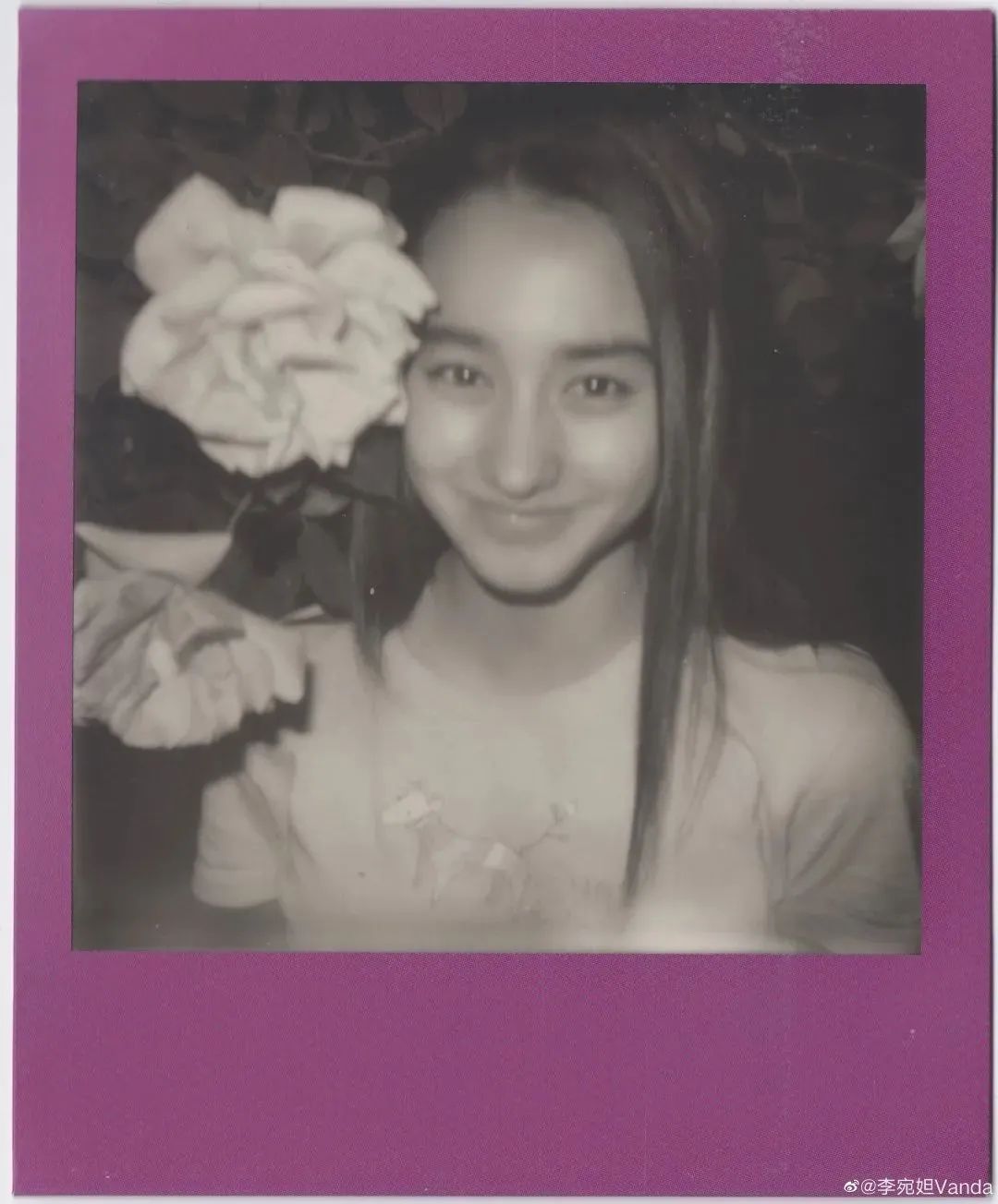 也正是这样无拘无束的成长环境,造就了李宛妲灵动的双眸和独特的气质