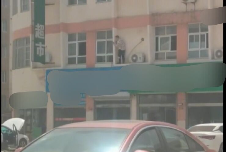 教师开辅导班被举报，翻窗逃跑，有人指责教师，有人却看到了心酸