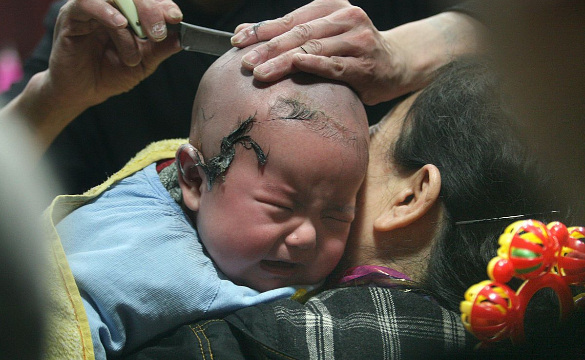 宝宝出生时头发很不好,而且也经常听老人说孩子满月时剃头会让头发长