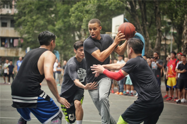 为什么说普通人打不了nba(普通人为何打不了NBA？看完这5张照片，你就知道差距有多大)