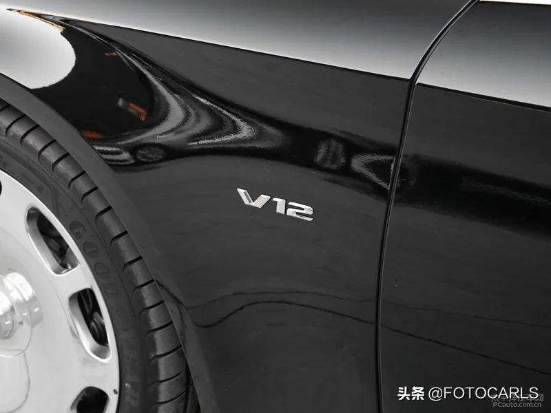 新款迈巴赫S680 V12实拍，顶级后排就是这个样，299.88万起售