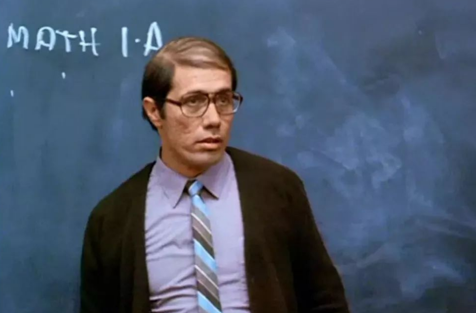 拿菜刀讲课，上课说“黑话”，硬是让400名混混考入名校