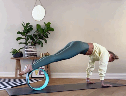被誉为辅具神器的-瑜伽轮，你会用吗？（附练习序列）