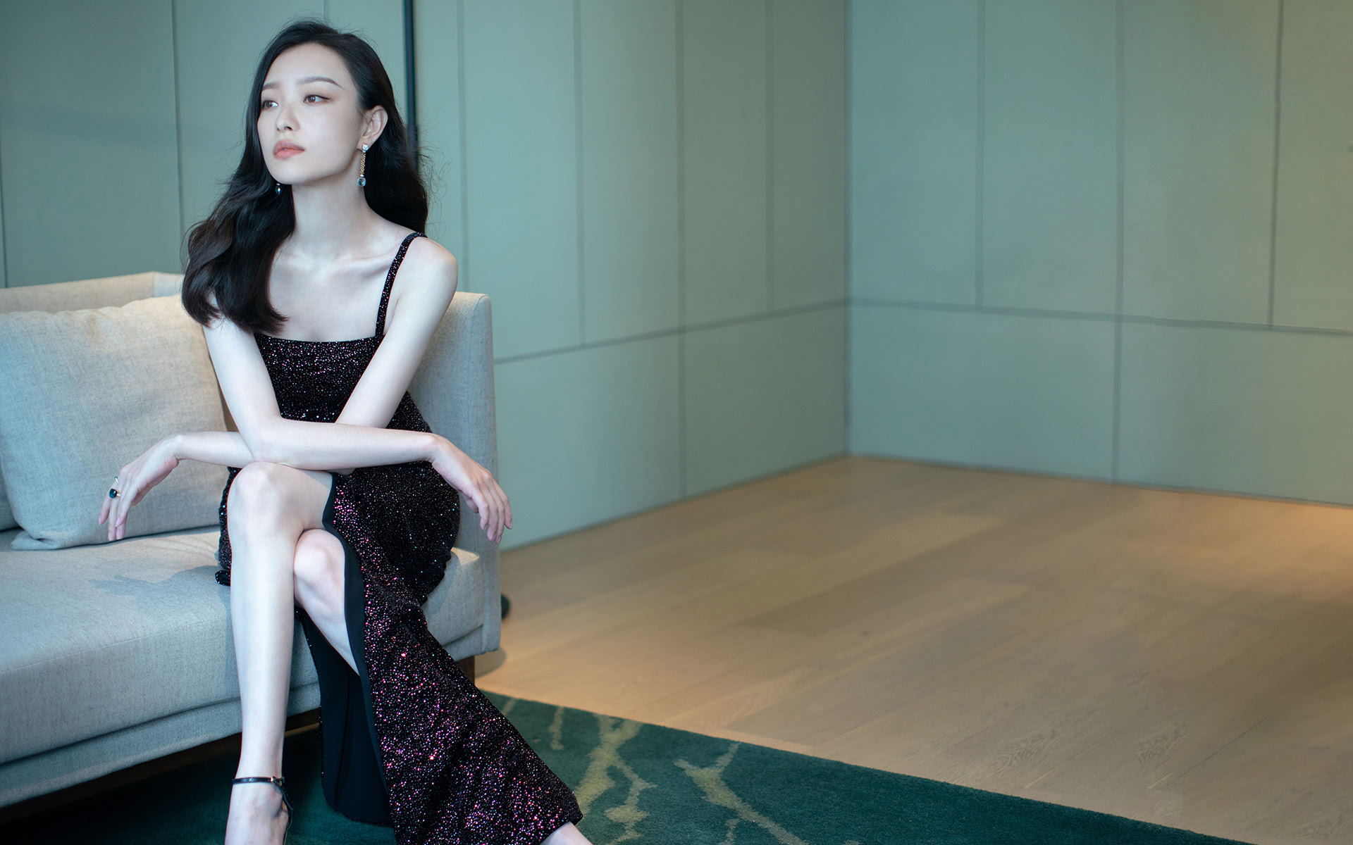 倪妮出道以来,一直顶着"谋女郎"的标签,不管她的作品有多火,似乎都不