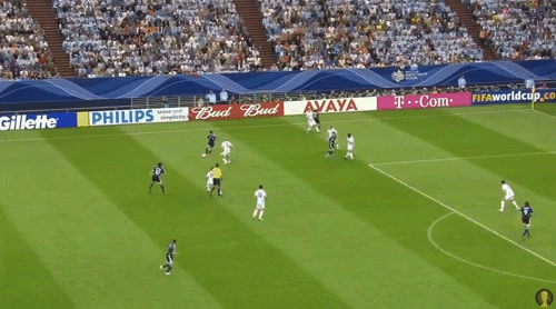 梅西第一次参加世界杯球迷海报（梅西的世界杯首秀，他用15分钟征服球迷，马拉多纳振臂欢呼）