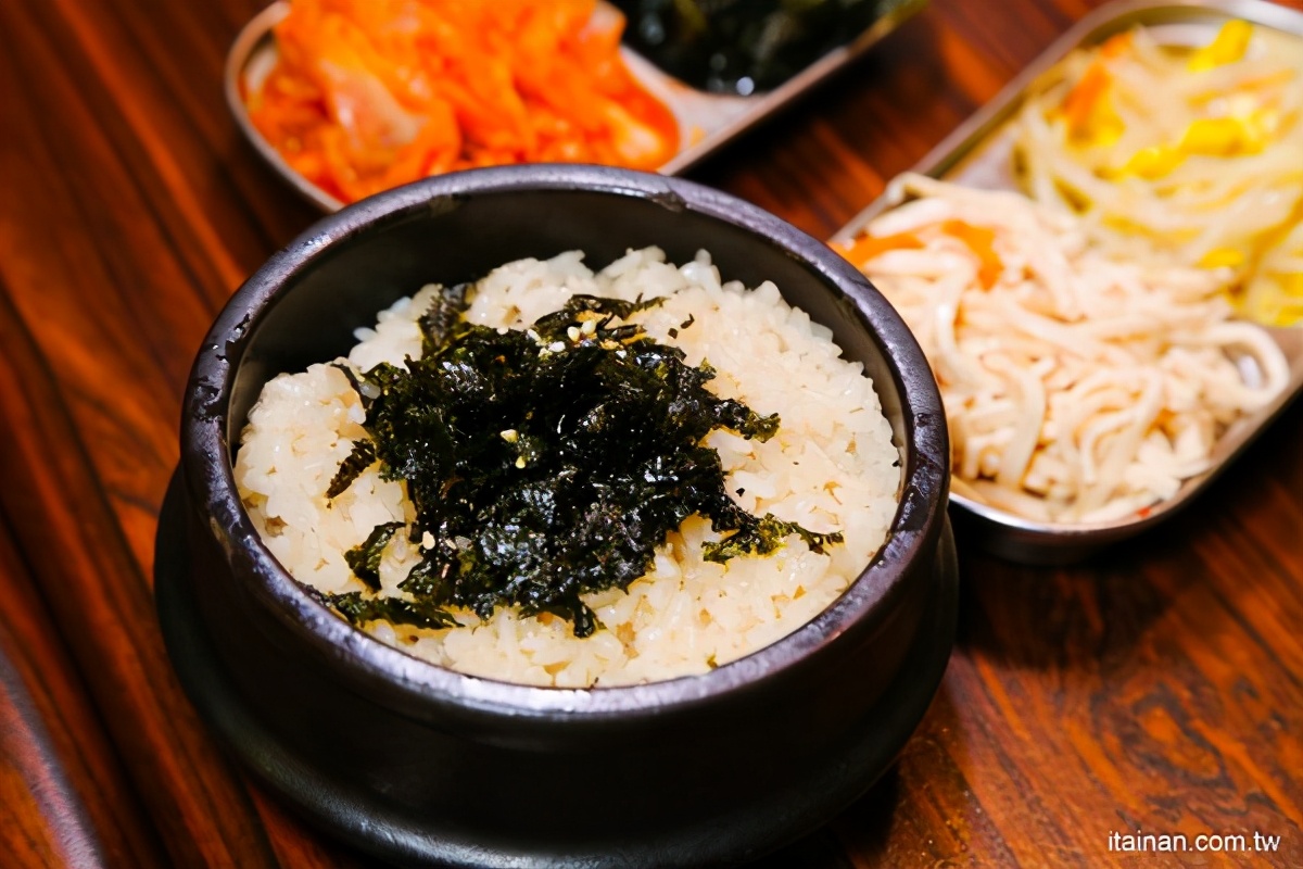 没预订吃不到！台南人气韩式料理脆Q韩国猪脚肥而不腻超扎实