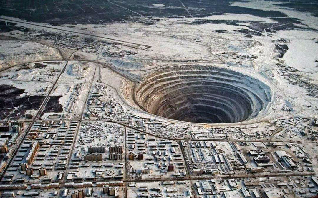 世界上最大的钻石矿，卡车开到底部要两个小时，如今已被废弃