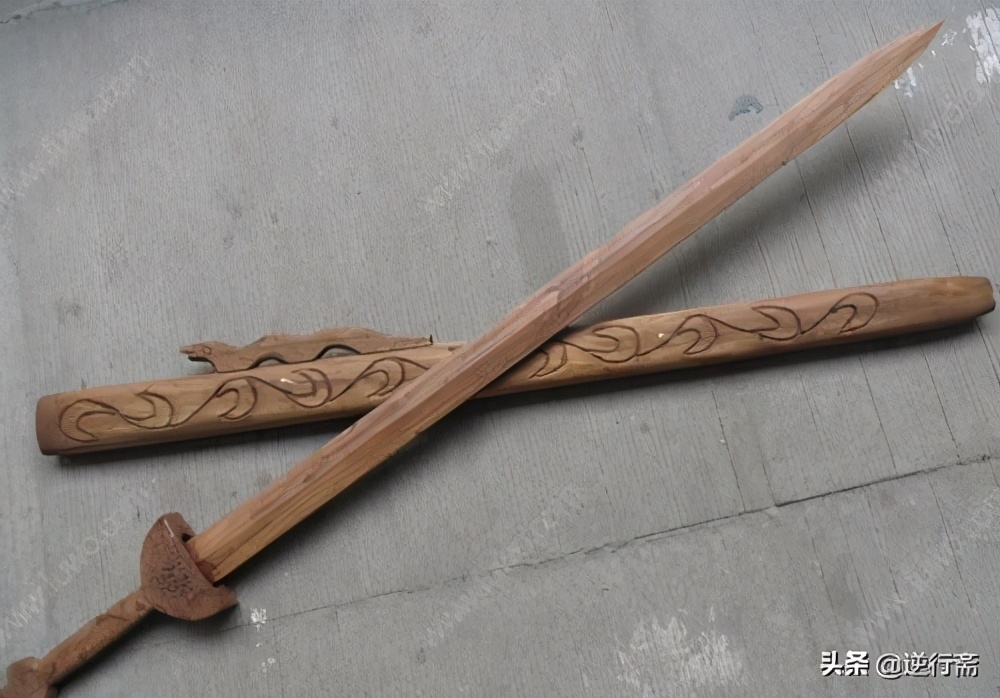 驱鬼辟邪的方法墙上挂桃木剑好吗镜子可以驱鬼吗