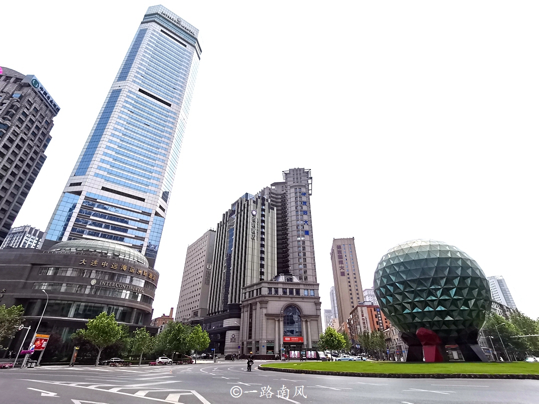 大连友好广场水晶球(大连最迷你广场,游客不看导航很容易错过,主角是