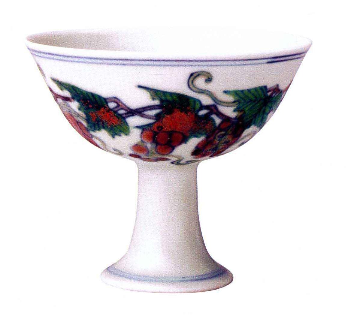 明代陶瓷文化，最美高足杯，斗彩葡萄纹高足杯，名品斗彩鸡缸杯