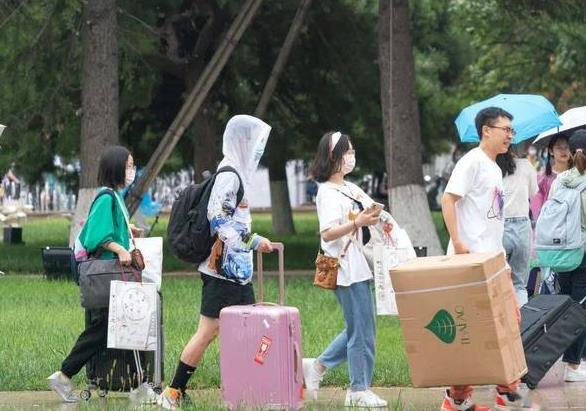 一985寝室男女混住，女大学生洗澡后尴尬，不准男生坐电梯惹争议