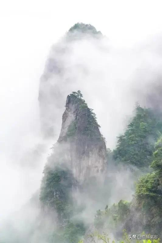 空山新雨后,景色分外娆,竹筏水上行,诗意盎然时,你心动了吗?