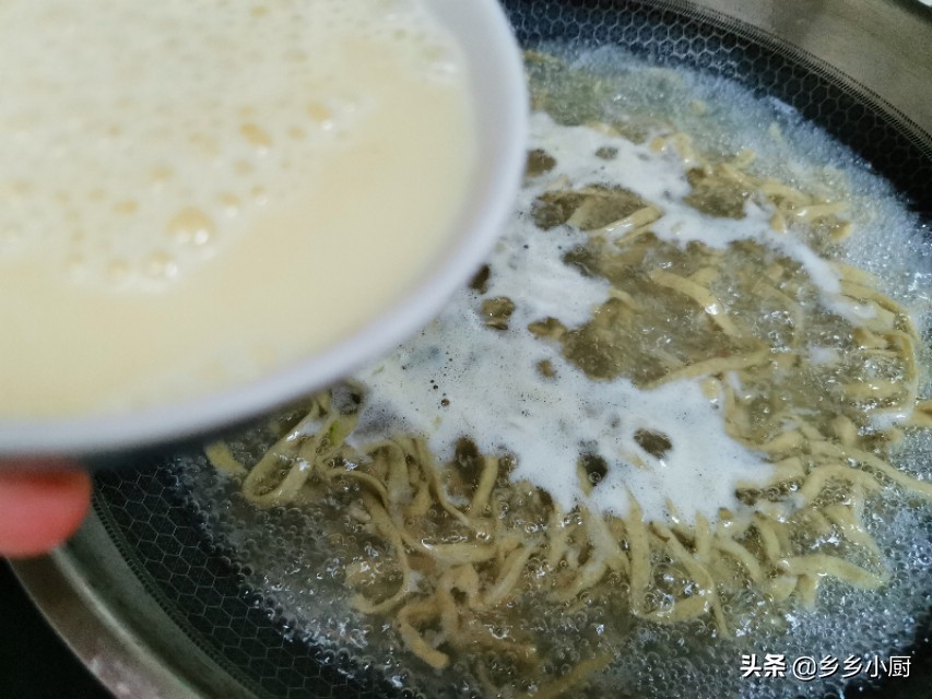 冬天吃这个正当时，芝麻叶绿豆糊涂杂面，一次吃两碗，拿肉都不换