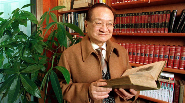 3年前金庸逝世，书迷自发赶到医院，次子捧遗像送父亲最后一程