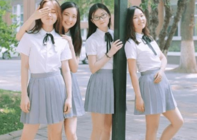 “JK毕业照”走红，满屏都是大长腿，网友：行走的招生简章