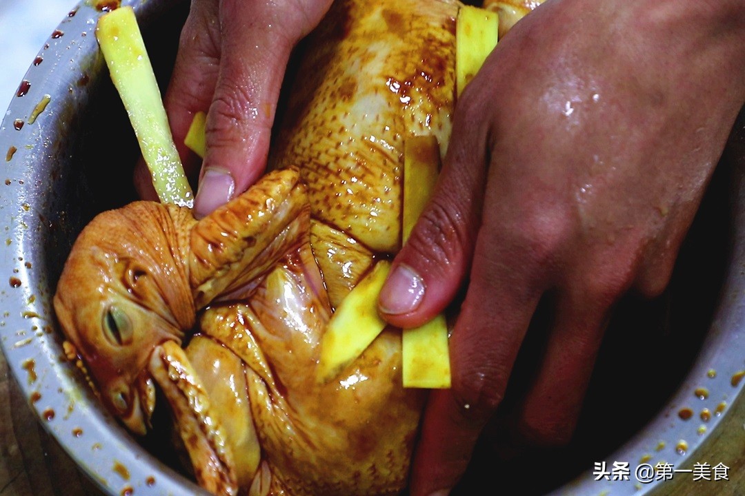 电饭锅焖鸡做法（电饭锅焖鸡不放水油软烂脱骨香嫩入味）