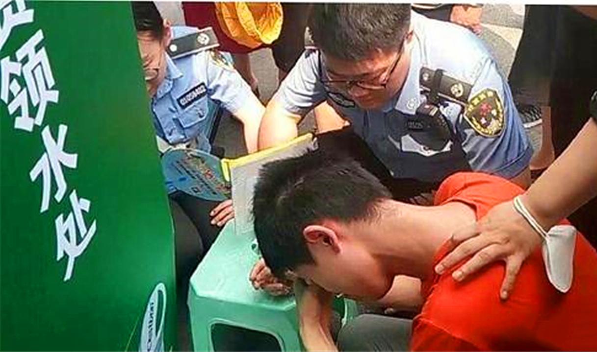 高考生迟到禁入考场，母亲下跪哀求：为何每年都有考生犯这种错？