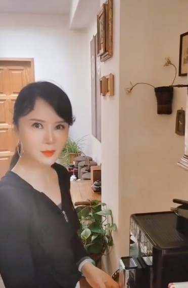 付笛生豪宅罕曝光，庭院种满花草装修古色古香，曾传住上亿四合院