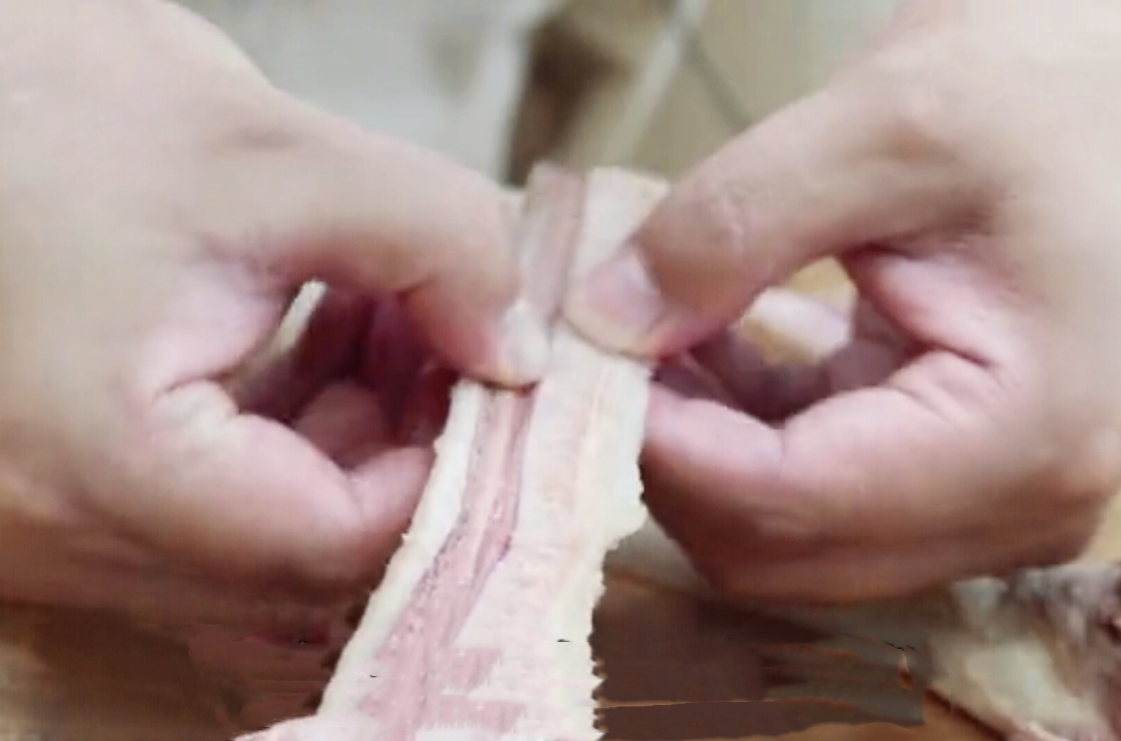 最后用剪刀把牛鞭在肉厚的一边打花,大概7～8刀后剪断一节,如此全部剪