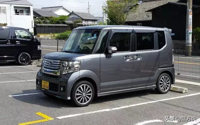 面包车界前辈——铃木浪迪，价格在6-7万之间，还包括四驱车型